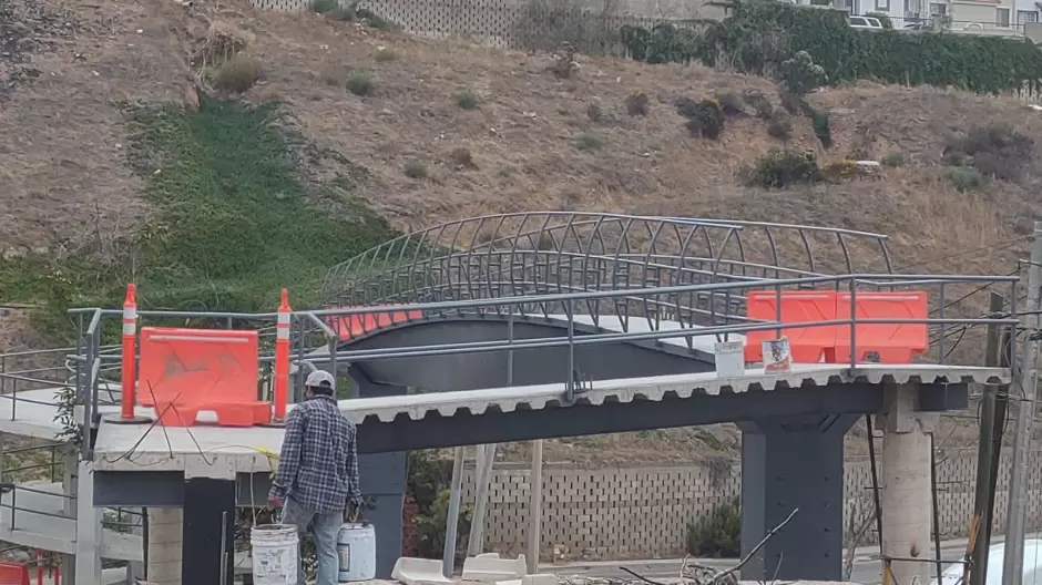 Puente peatonal en construcción sobre el bulevar Rosas Magallón
