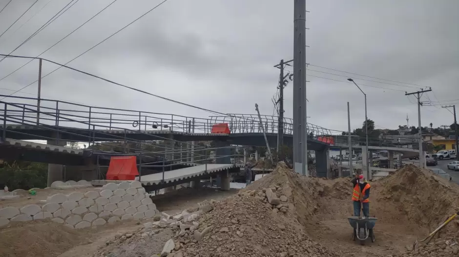 Puente peatonal en construcción sobre el bulevar Rosas Magallón
