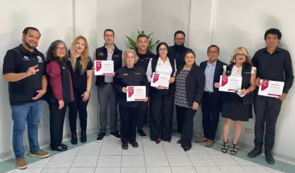 Entrega de constancias de Lengua de Se�as Mexicana a personal del Centro de Conc