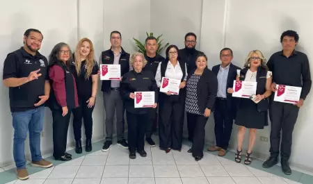 Entrega de constancias de Lengua de Se�as Mexicana a personal del Centro de Conc
