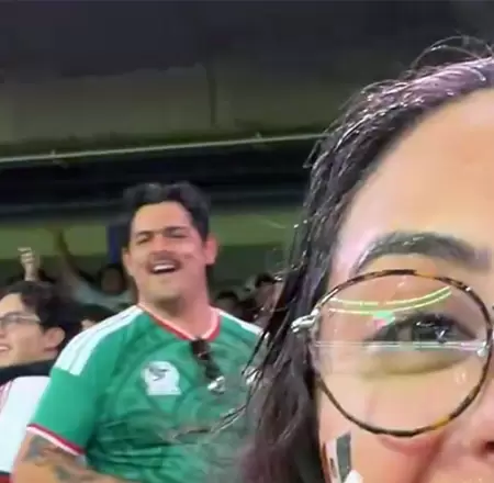 Se disculpa hombre que arroj� cerveza a una mujer durante el partido M�xico vs.