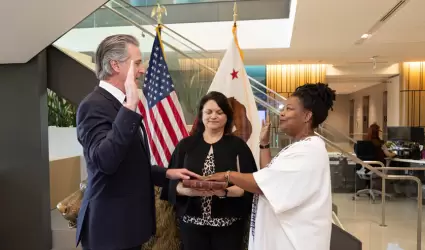 Newsom toma protesta a Tomiquia Moss como secretaria de Vivienda