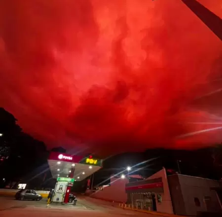 El cielo de Caracas se ti�e de rojo y las im�genes se vuelven virales