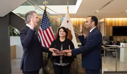 Newsom toma protesta a Rohit Chopra como secretario de nueva agencia de Californ
