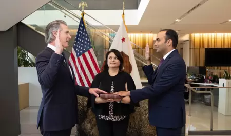 Newsom toma protesta a Rohit Chopra como secretario de nueva agencia de Californ