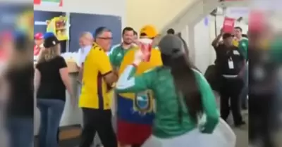 Video de aficionada que lanza cerveza a seguidores de Ecuador desata cr�ticas en