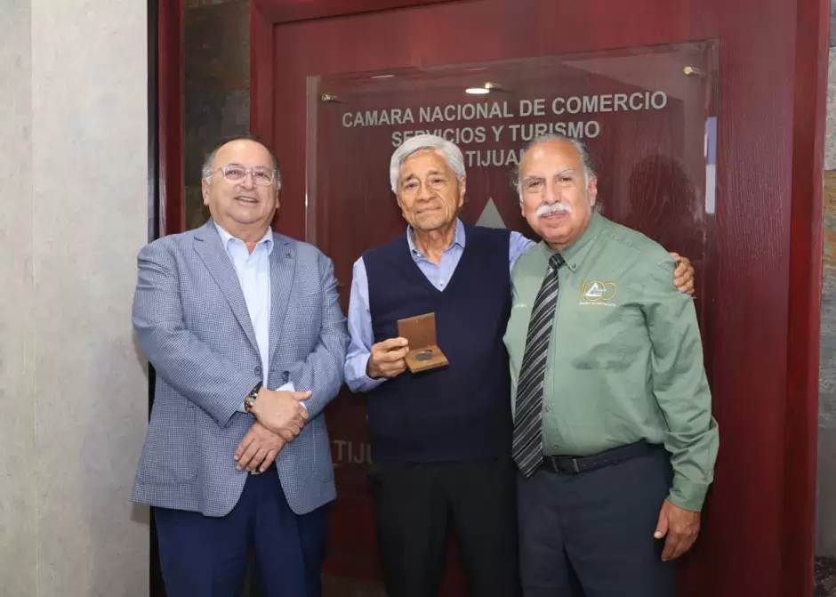 CANACO Tijuana felicita a Ra�l P�rez Rojas por 63 a�os dedicados a la cultura y los libros