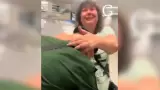 Soldado reencuentra primero a su novia y deja esperando a su madre