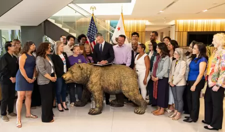 Newsom promulga ley para que grandes corporaciones contribuyan al financiamiento