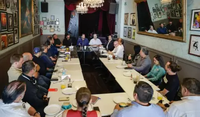 Burgue�o destaca avances de gobiernos de Morena ante empresarios de Tijuana