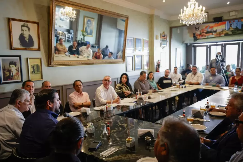 Burgueño destaca avances de gobiernos de Morena ante empresarios de Tijuana