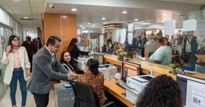 Abdiel Guti�rrez recorre oficinas de Palacio Municipal y reconoce labor del pers