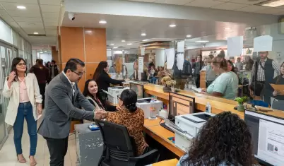 Abdiel Guti�rrez recorre oficinas de Palacio Municipal y reconoce labor del pers