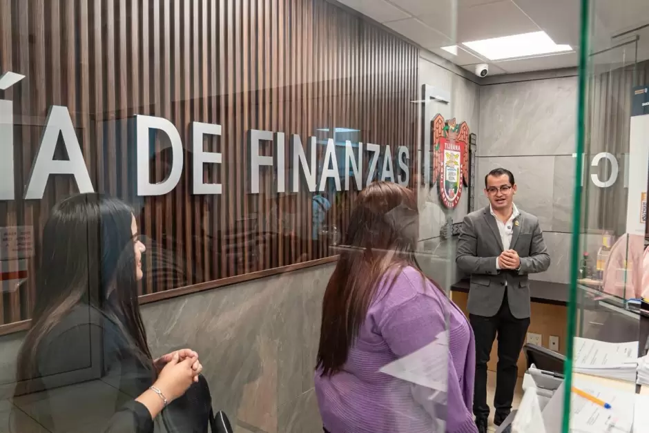 Abdiel Guti�rrez recorre oficinas de Palacio Municipal y reconoce labor del personal