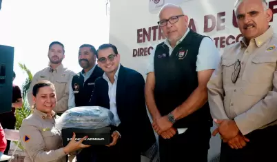 Entrega Ayuntamiento de Tijuana nuevos uniformes a personal de Protecci�n Civil