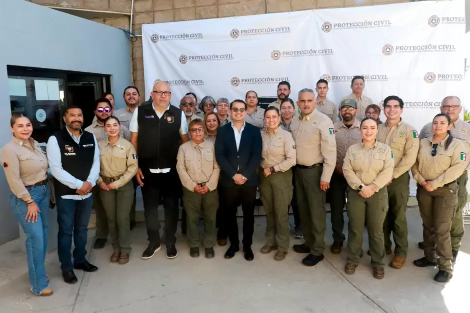 Entrega Ayuntamiento de Tijuana nuevos uniformes a personal de Protecci�n Civil