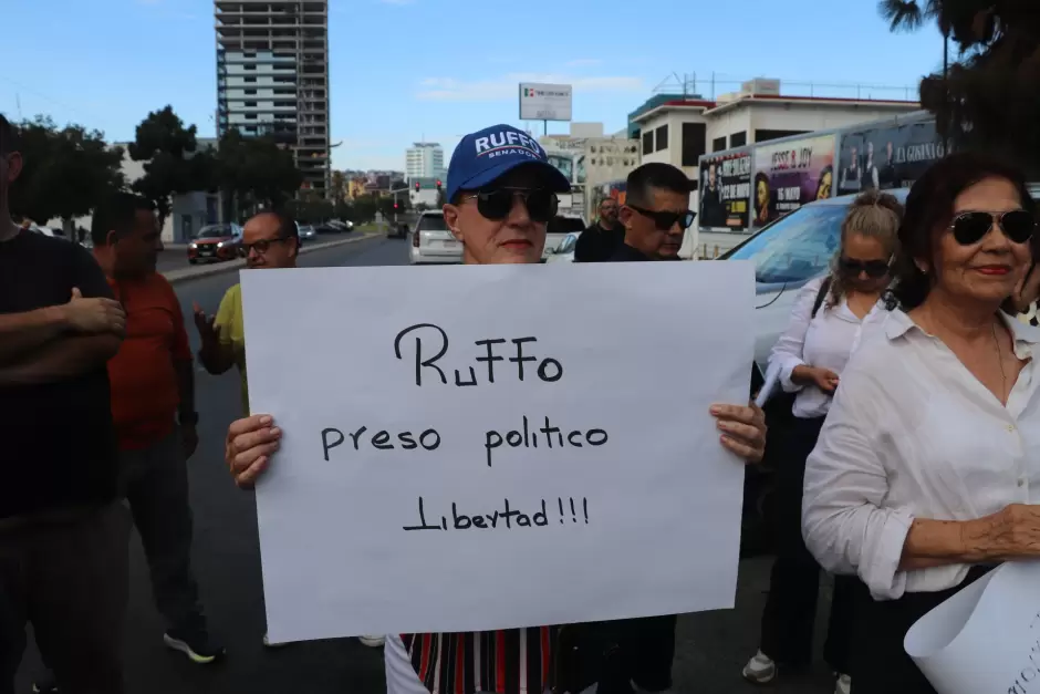 Se manifiesta para exigir liberación de Ruffo Appel; panista y expanistas denuncian a gobernadora