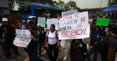 Manifestaci�n de aspirantes rechazados en el primer examen virtual de ingreso a 