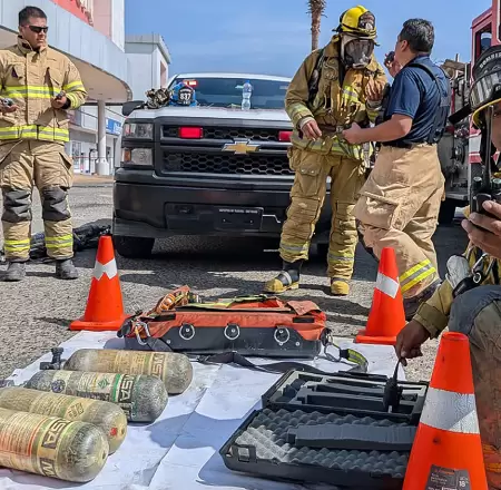 Atienden reporte de gases t�xicos en Plaza Transpeninsular de Ensenada.