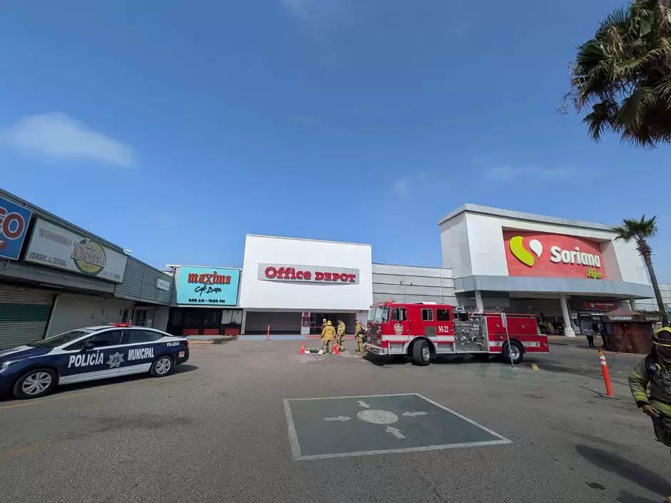 Atienden reporte de gases tóxicos en Plaza Transpeninsular de Ensenada.