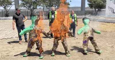 Arden pi�atas del ICE en Tijuana; migrantes acusan abusos en detenciones
