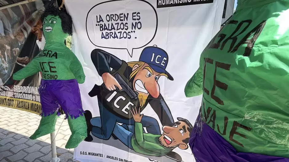 Arden piñatas del ICE en Tijuana; migrantes acusan abusos en detenciones