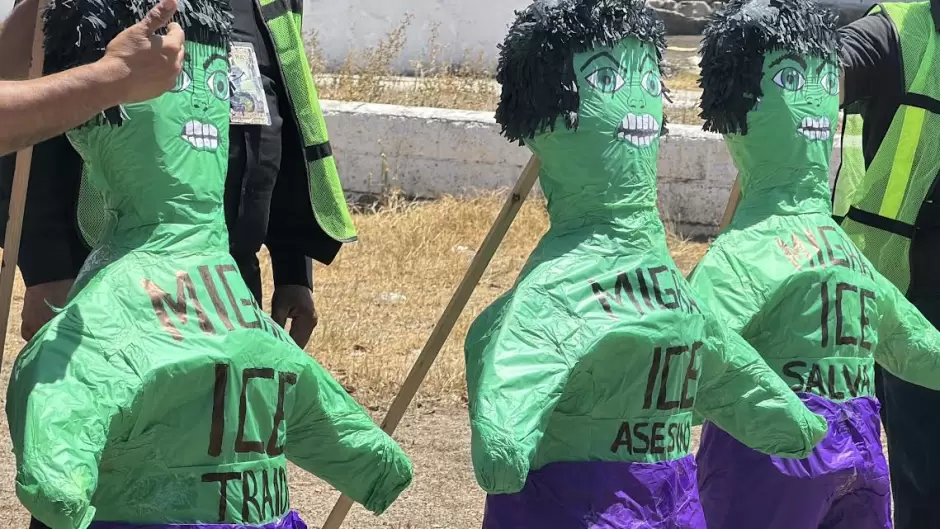 Arden piñatas del ICE en Tijuana; migrantes acusan abusos en detenciones