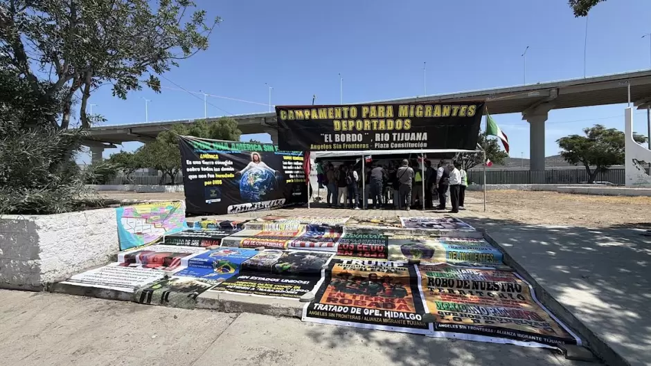 Arden piñatas del ICE en Tijuana; migrantes acusan abusos en detenciones