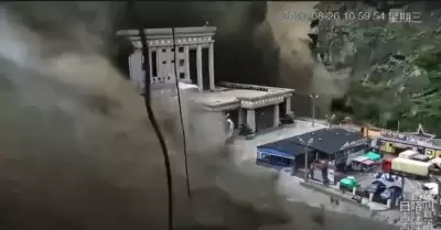 Muro de lodo y agua devora la frontera Nepal-China; hay 31 muertos y casi 400 de