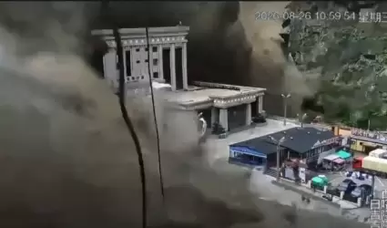 Muro de lodo y agua devora la frontera Nepal-China; hay 31 muertos y casi 400 de