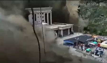 Muro de lodo y agua devora la frontera Nepal-China; hay 31 muertos y casi 400 de