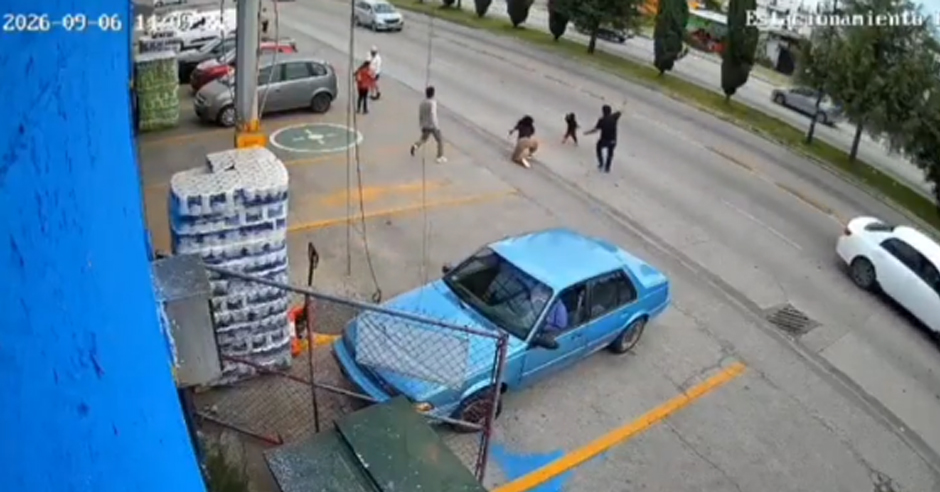 Empleado corre y salva a niña que escapó hacia la avenida en Puebla