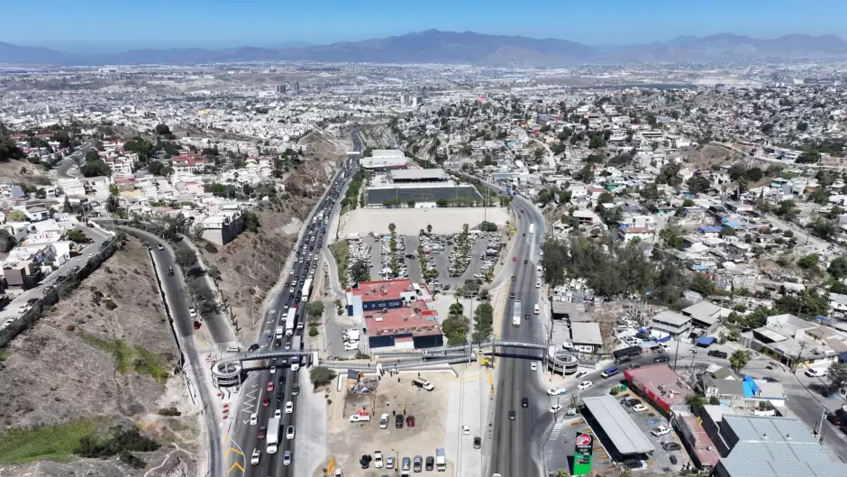 Inauguran puente peatonal �Margarito Salda�a� en Tijuana