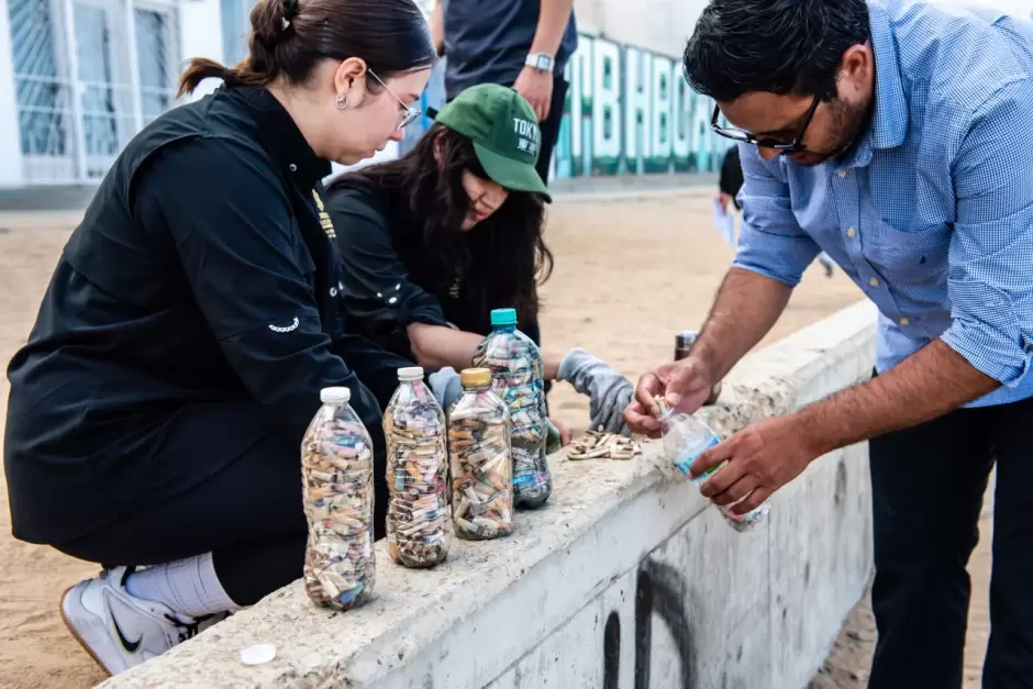 Recolectan más de 20 mil colillas de cigarro en Playas de Tijuana durante "Colillatón"