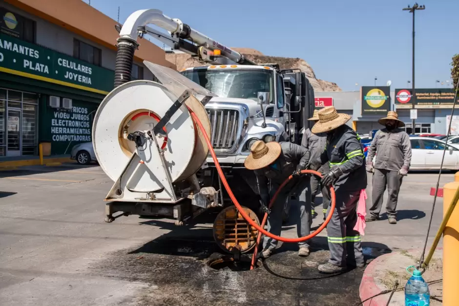Retira Cespt más de 4 mil metros cúbicos de material acumulado en cárcamos y colectores.