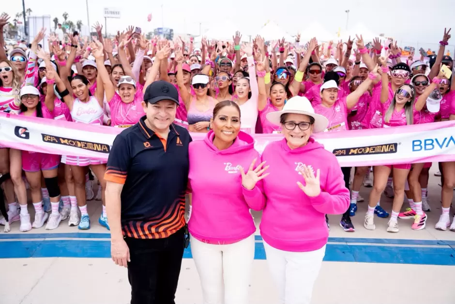 Llena de rosa la Barbie Run 2026 el bulevar Costero de Ensenada.
