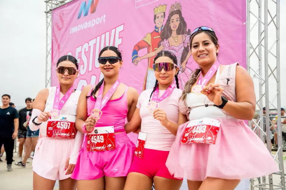 Llena de rosa la Barbie Run 2026 el bulevar Costero de Ensenada.