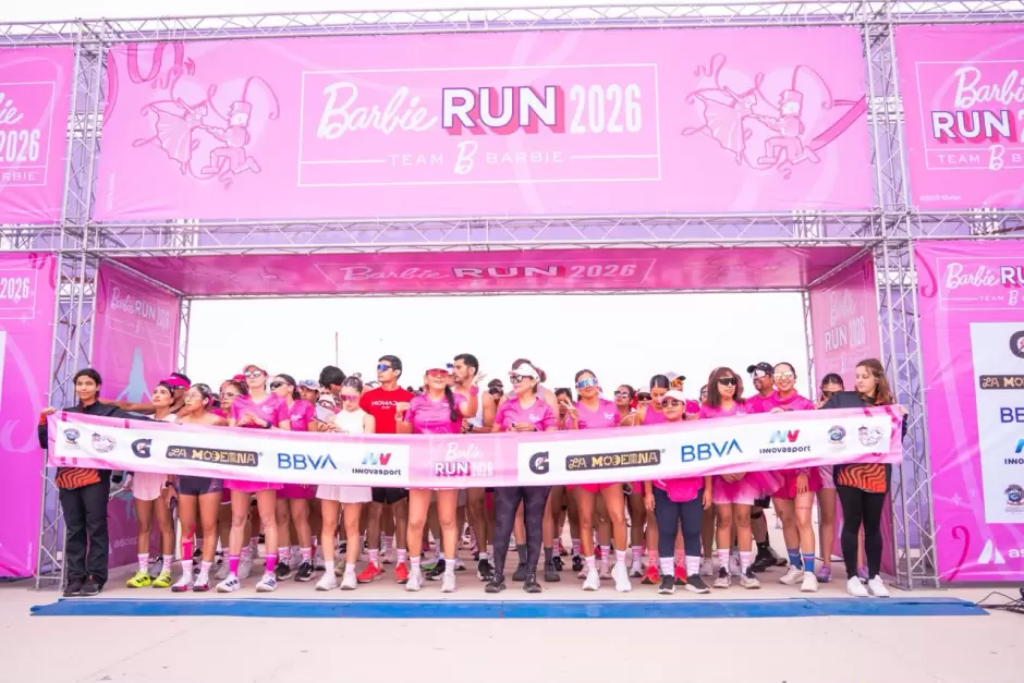 Llena de rosa la Barbie Run 2026 el bulevar Costero de Ensenada.