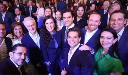 Asistentes al informe de Adri�n de la Garza