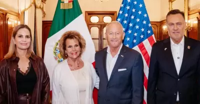 Mauricio Kuri y embajador Ronald Johnson
