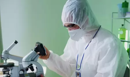 Muestras bajo un microscopio en un laboratorio.
