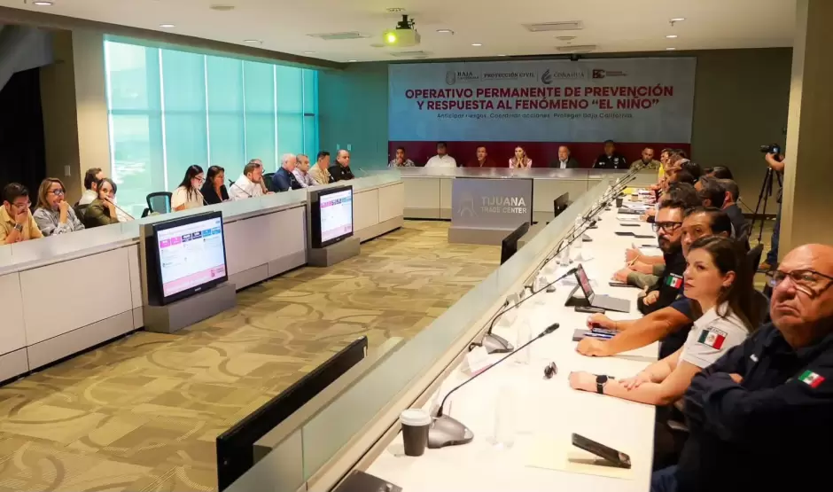 Supervisión por derrumbes en camino de Eréndira