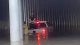 Bomberos rescatan a personas atrapadas en veh�culos por inundaciones en Mexicali