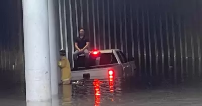 Bomberos rescatan a personas atrapadas en veh�culos por inundaciones en Mexicali