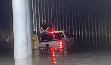 Bomberos rescatan a personas atrapadas en veh�culos por inundaciones en Mexicali