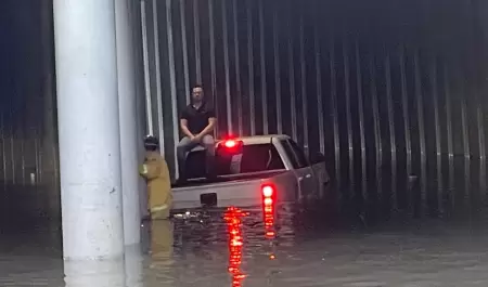 Bomberos rescatan a personas atrapadas en veh�culos por inundaciones en Mexicali