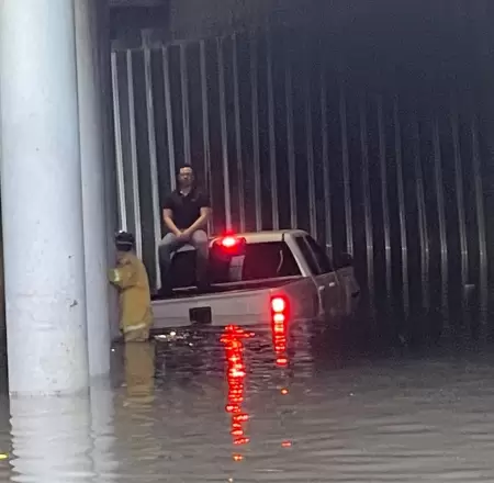 Bomberos rescatan a personas atrapadas en veh�culos por inundaciones en Mexicali