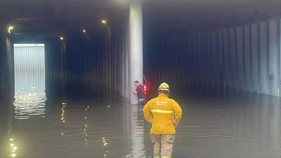 Bomberos rescatan a personas atrapadas en vehículos por inundaciones en Mexicali