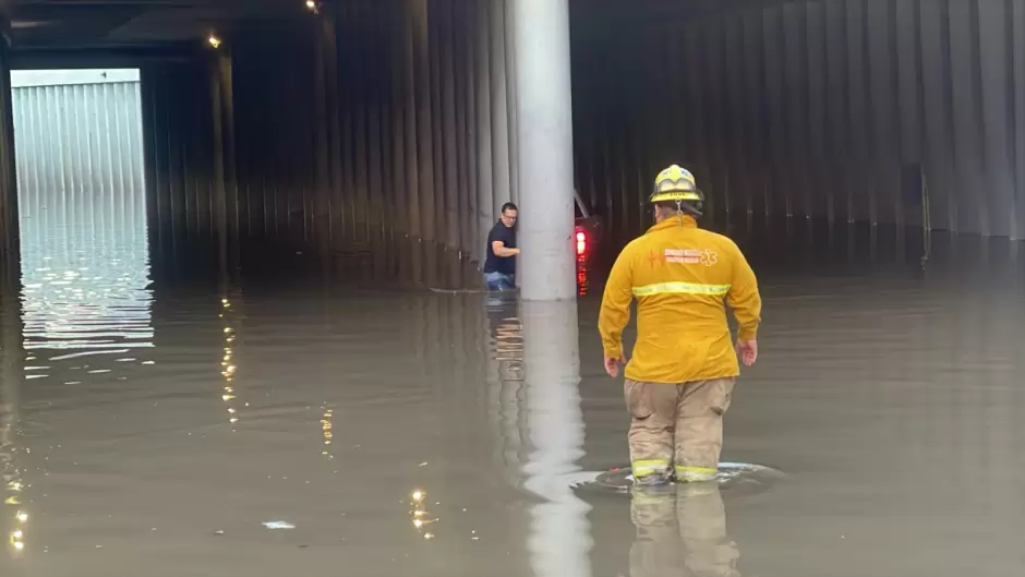 Bomberos rescatan a personas atrapadas en vehículos por inundaciones en Mexicali