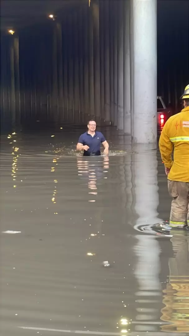 Bomberos rescatan a personas atrapadas en vehículos por inundaciones en Mexicali